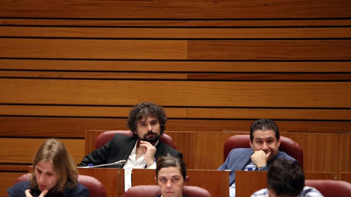 José Sarrión (IU) y Luis Mariano Santos (UPL), en el Pleno de las Cortes.-ICAL