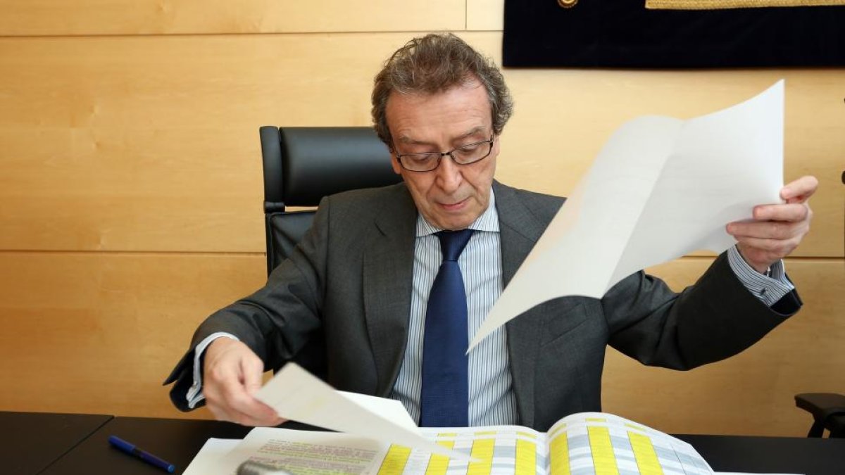 El vicepresidente y consejero de la Presidencia, José Antonio de Santiago-Juárez, comparece ante la Comisión de Economía y Hacienda de las Cortes de Castilla y León para explicar el Proyecto de Ley de Presupuestos de la Comunidad para 2017 en lo referente-Rubén Cacho / ICAL