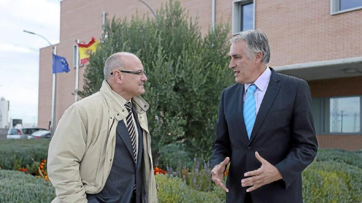 El subdelegado del Gobierno, Luis Antonio Gómez, junto al director del Centro Penitenciario, Carlos Blancoox.-ICAL