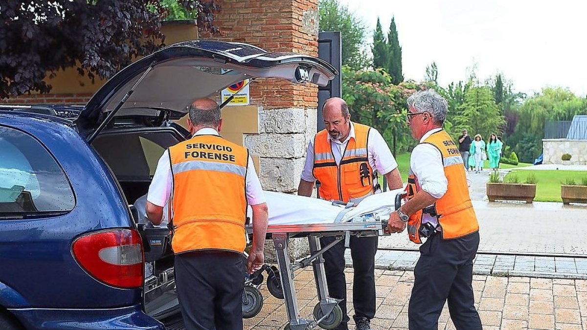 Personal del servicio forense introduce el cuerpo del fallecido en un furgón.-PABLO REQUEJO / PHOTOGENIC