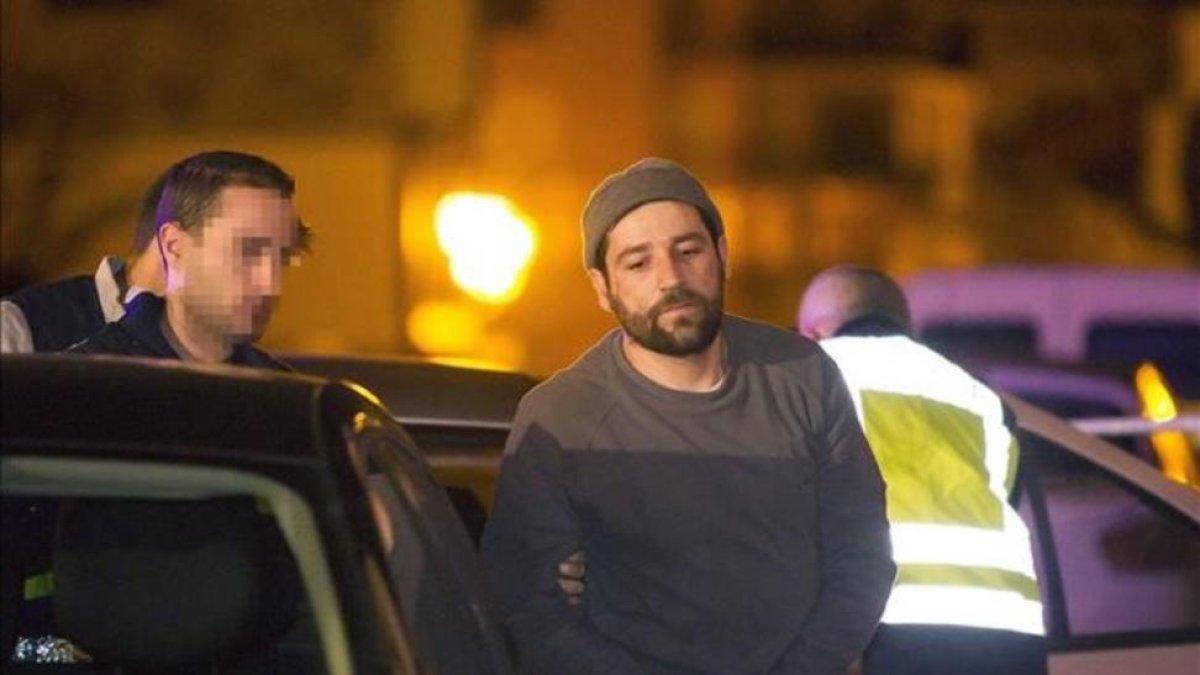 Daniel Pérez Berlanga, autor del ataque a la sede del PP, detenido por la policía.-EFE