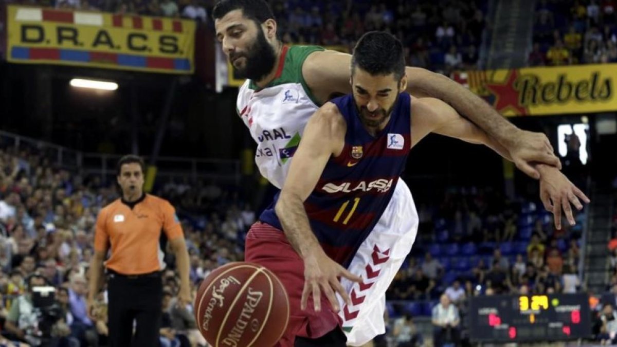 Navarro y Bourousis pugnan por el balón.-EFE / ALBERTO ESTÉVEZ