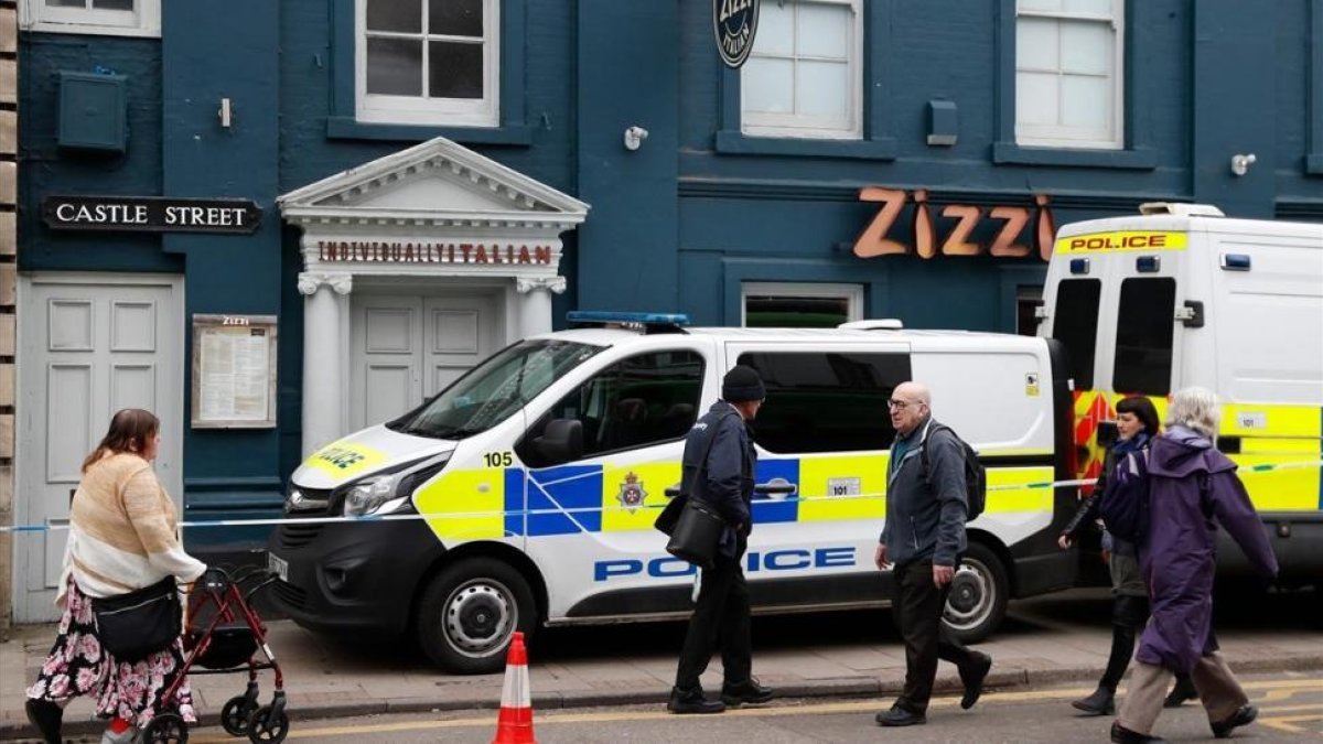La policía acordona una calle cercana al centro comercial de Salisbury donde fue envenenado Skripal.-/ AFP / ADRIAN DENNIS