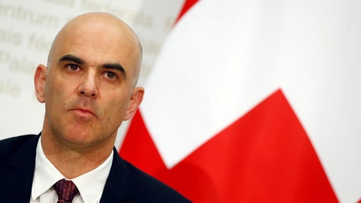 l ministro del Interior suizo, Alain Berset, en la rueda de prensa tras conocerse los resultados del referéndum.-REUTERS / RUBEN SPRICH