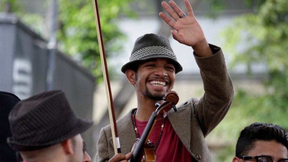 Wuilly Arteaga, el violinista venezolano, saluda sonriente en una asamblea en contra del presidente Nicolás Maduro en Caracas, Venezuela.-MARCO BELLO