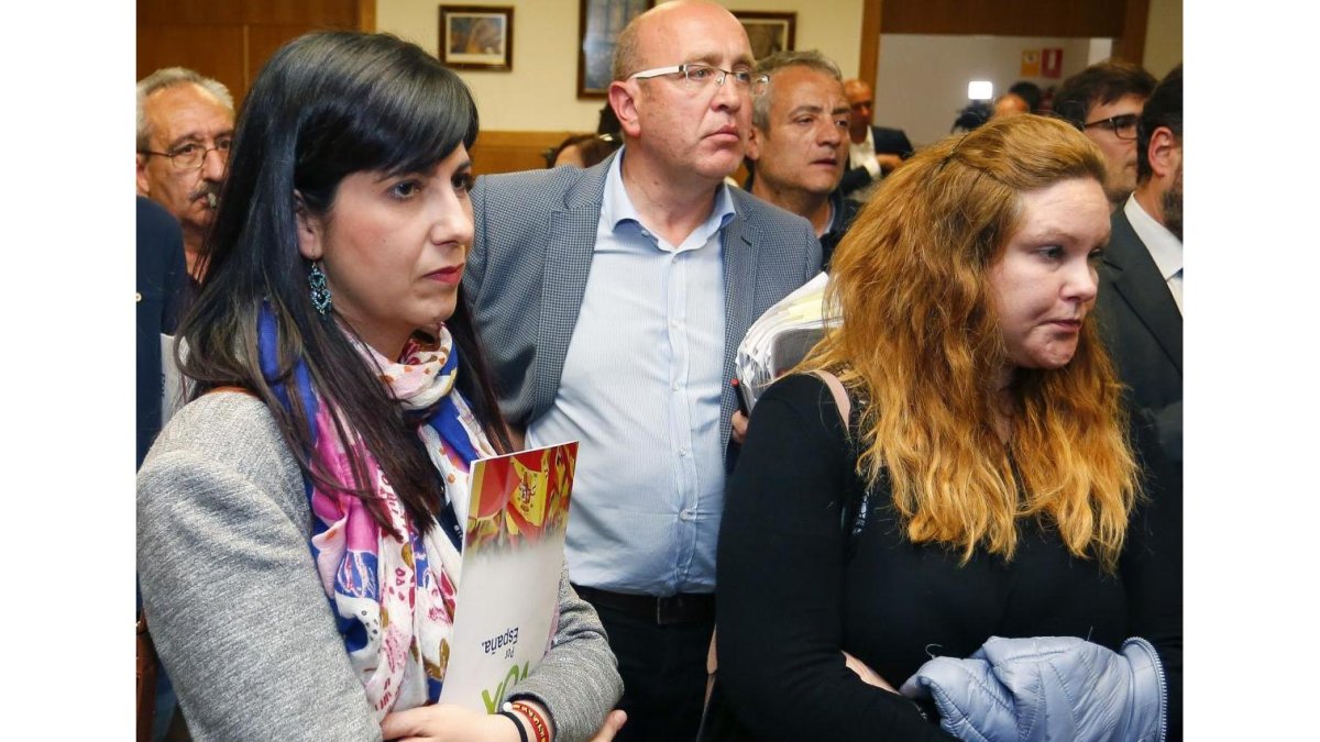 Las dos representantes de Vox, que todo apunta finalmente van a quedarse sin ser concejalas, en un momento del recuento en la Junta Electoral, en una imagen de archivo.-ICAL