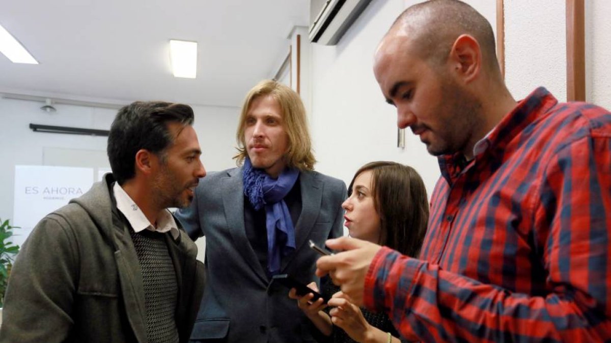 El candidato de Podemos a la Junta, Pablo Fernández, durante el escrutinio de los votos, en la sede del partido en Valladolid-Ical
