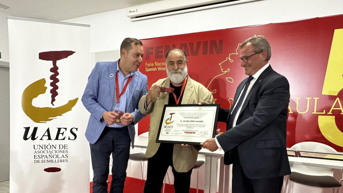 Javier Pérez Andrés recibe el premio de la la Unión de Asociaciones Españolas de Sumilleres. E.M.