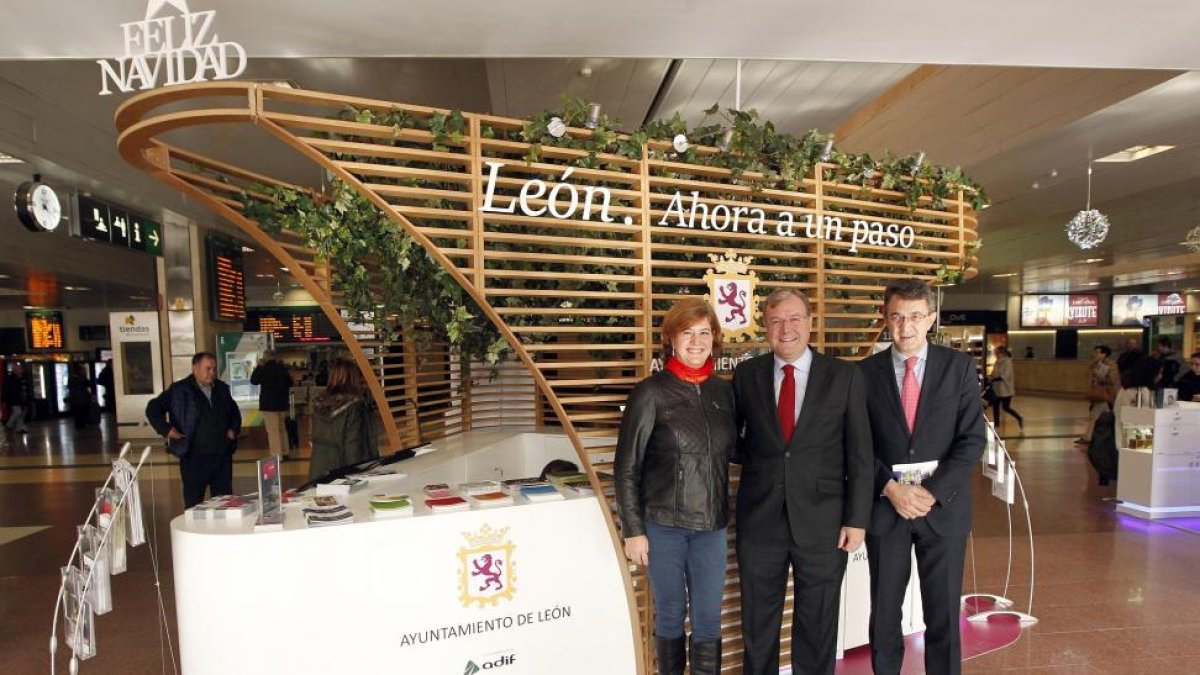 (I a D) La concejala de Cultura del ayuntamiento de León Margarita Torres; el alcalde de León, Antonio Silván y el presidente de la Diputación, Juan Martínez Majo, durante la visita al stand promocional de León instalado en la estación de Madrid-Chamartín-Ical