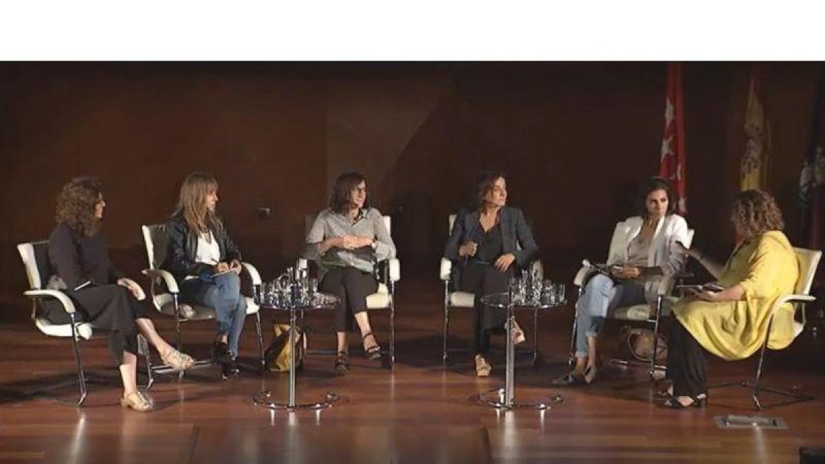 Las periodistas hablando.-EL PERIÓDICO