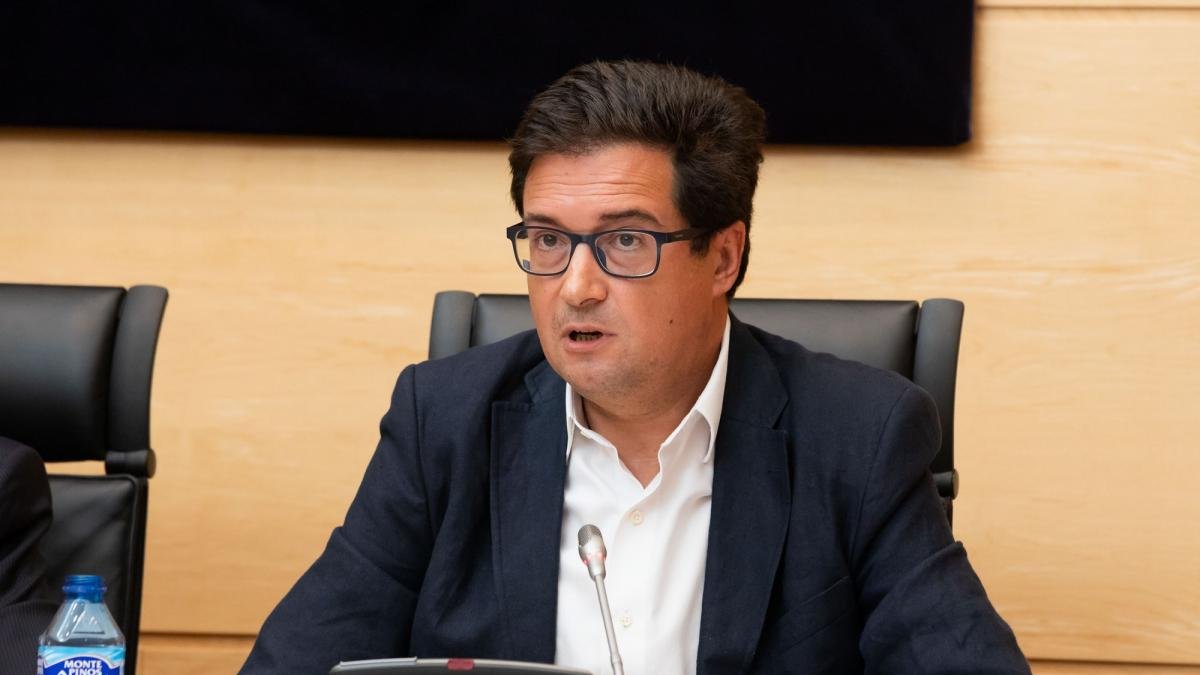 El exsecretario general del PSOE de Castilla y León Óscar López durante su comparecencia en la Comisión de Investigación de las Cajas de Ahorro.-EL MUNDO