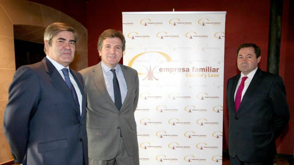 De izquierda a derecha, Enrique de la Villa, del Área Laboral de Deloitte; Alfonso Jiménez, presidente de EFCL; y Luis Enrique Rodríguez Otero, socio del Área Fiscal de Deloitte-Ical