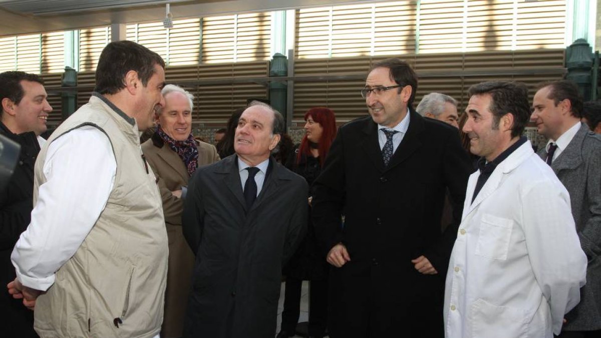 El consejero de Economía y Empleo, Tomás Villanueva, y el alcalde de Palencia, Alfonso Polanco, conversan con trabajadores durante la inauguración del mercado de abastos de Palencia-Ical