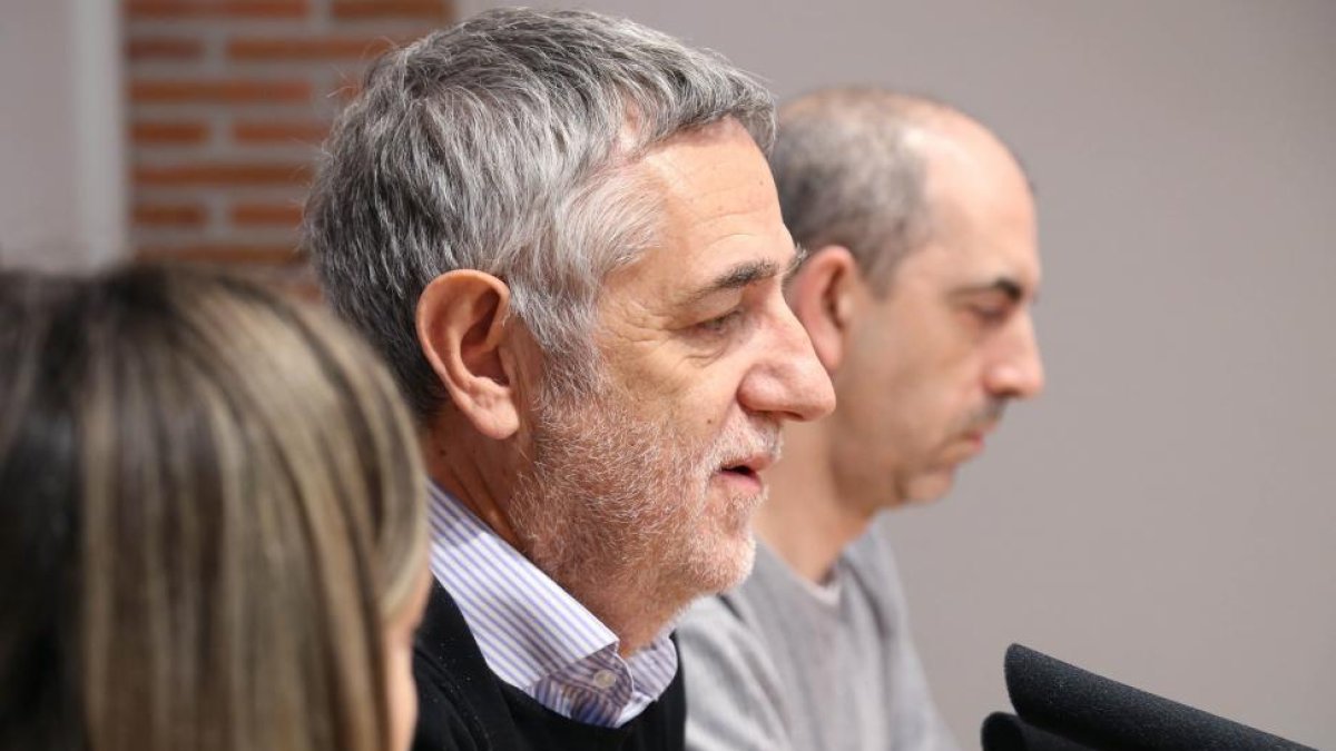 El secretario general de UGT Castilla y León, Agustín Prieto (C), valora el borrador de unidades básicas de Ordenación, Gobierno y Servicios del Territorio, presentado por la Junta. En la imagen, junto con el Secretario de Organización de FETE-UGT CyL, Jo-Ical