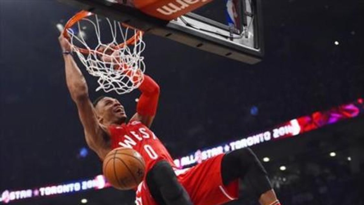 Westbrook se sujeta a la canasta tras realizar un mate.-