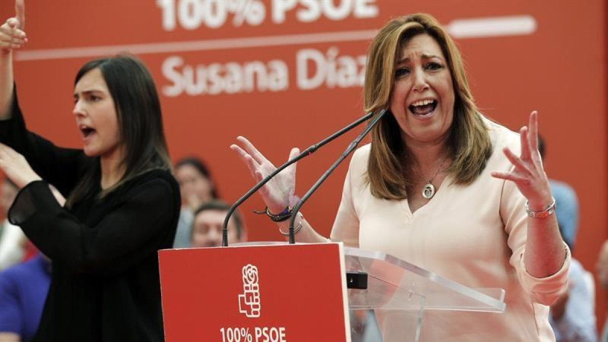 La presidenta andaluza y candidata a la Secretaría General del PSOE, Susana Díaz (d), durante el acto público que ha celebrado hoy en Gijón en busca del apoyo de la militancia asturiana.-EFE