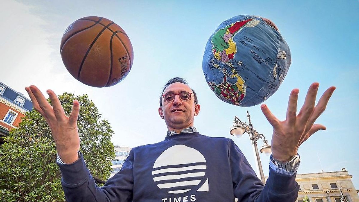 Arriba: Hugo López juega con un balón y una bola del mundo.-MIGUEL ÁNGEL SANTOS