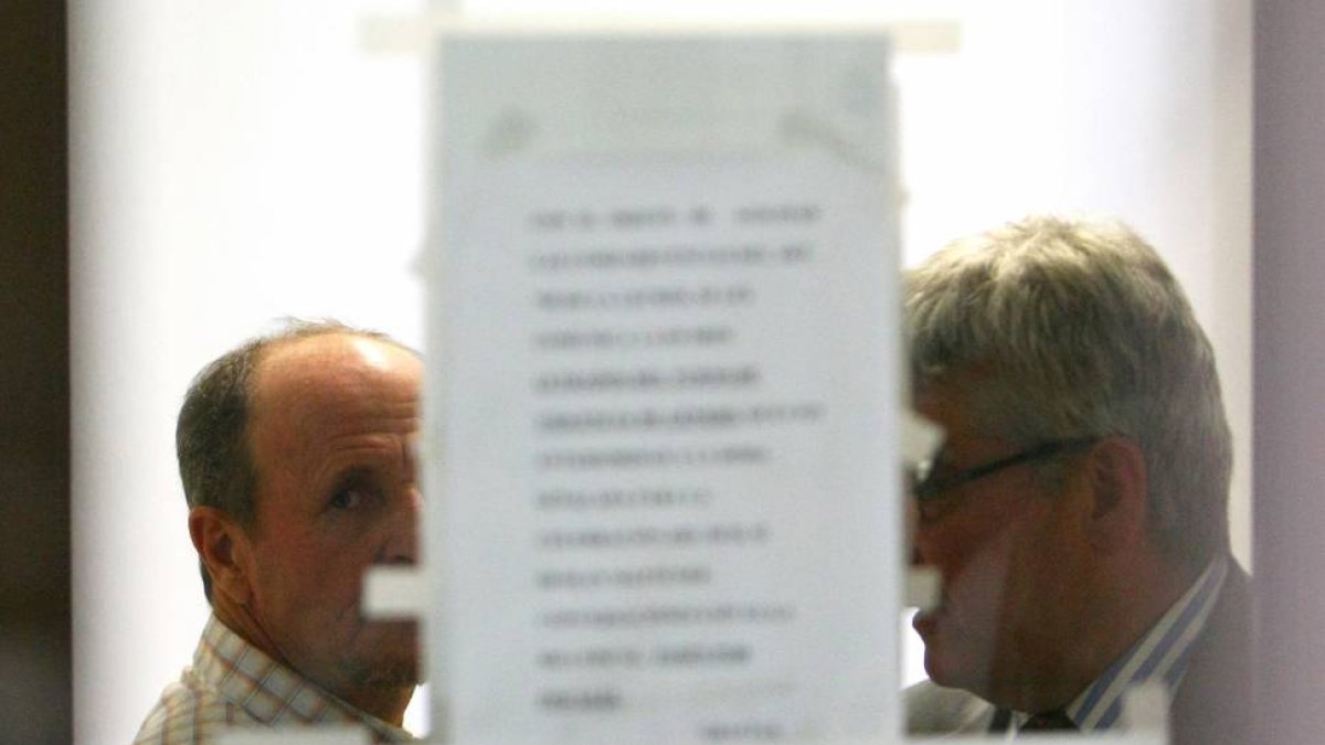 El empresario Faustino Pérez (I), junto a uno de sus abogados, después de comparecer ante el juez en los juzgados de Ponferrada (León)-Ical