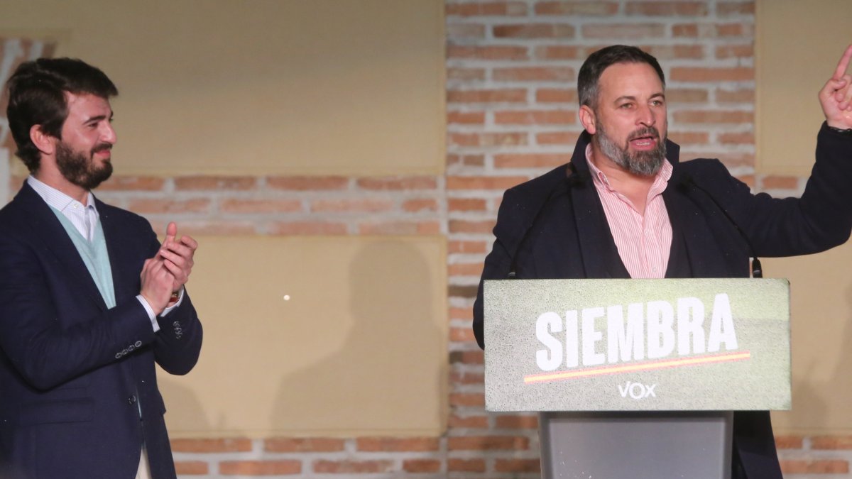 Juan García-Gallardo y Santiago Abascal, en el acto de la noche electoral del 13 de febrero de 2022.-ICAL