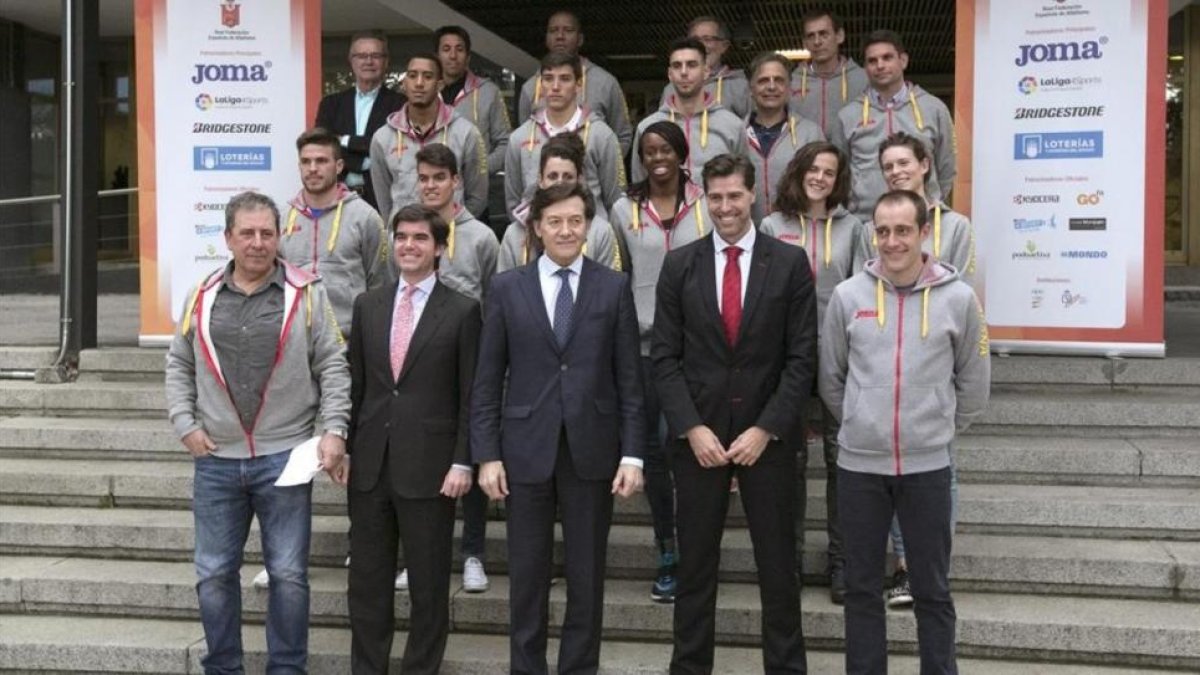 La selección posa en las escaleras del CSD este martes.-SANTI DONAIRE