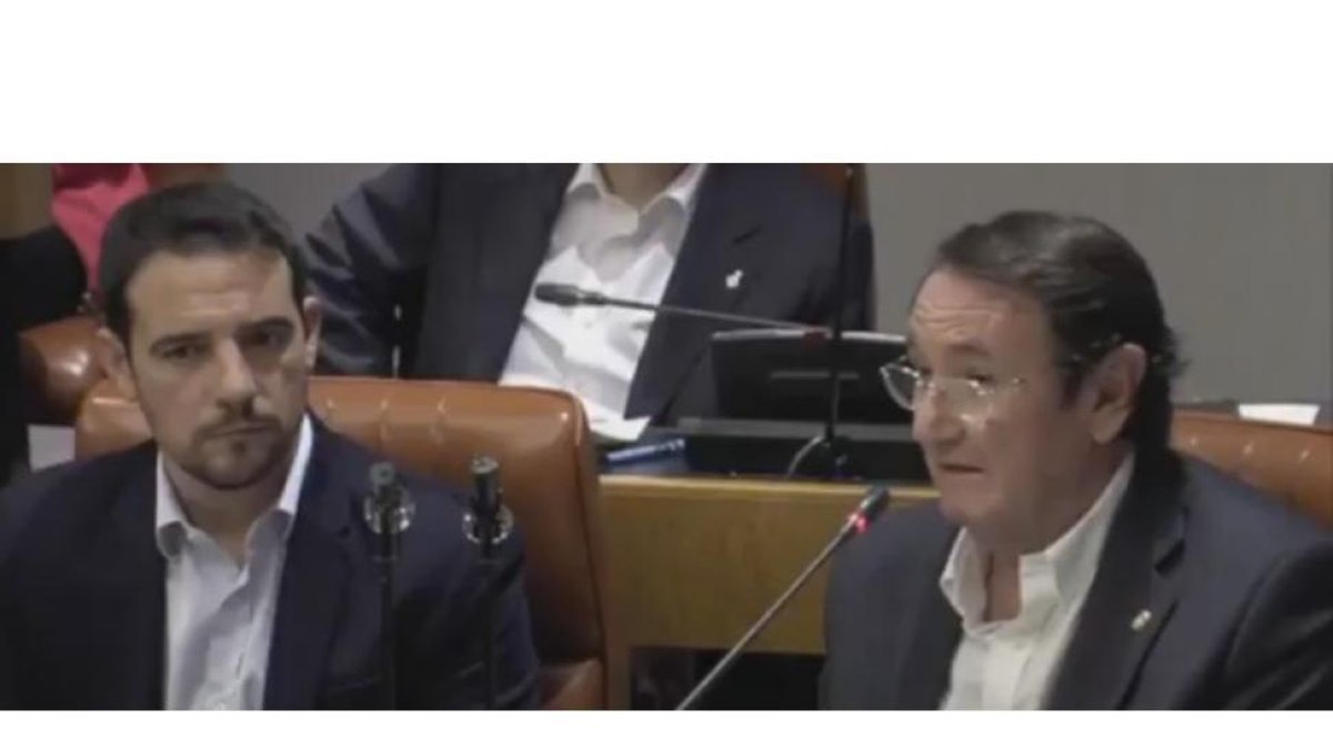 El exalcalde de Castelldefels Manuel Reyes (izquierda) y el portavoz del PP en la Diputación de Barcelona, Ramón Riera.-