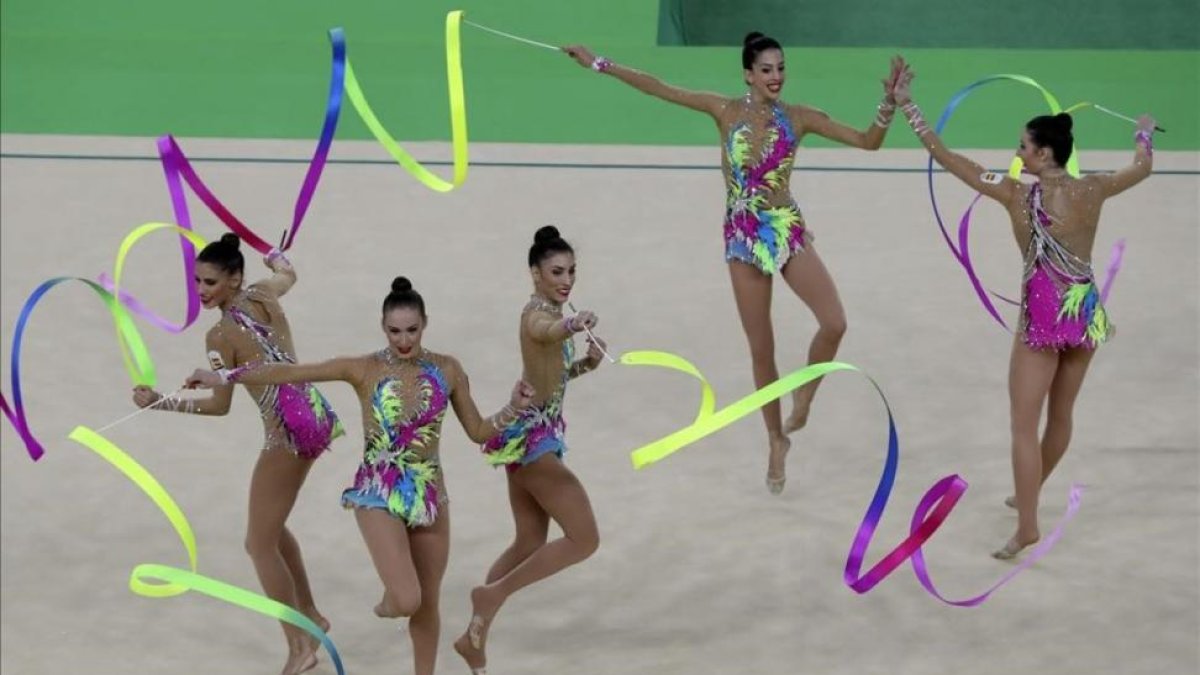 El equipo español de gimnasia rítmica, con cintas, en la primera rotación.-EFE / SEBASTIAO MOREIRA