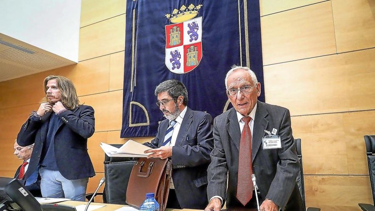 El expresidente de Caja Segovia Atilano Soto (D) comparece ante la Comisión de investigación de las cajas de ahorro.-ICAL / R.VALTERO