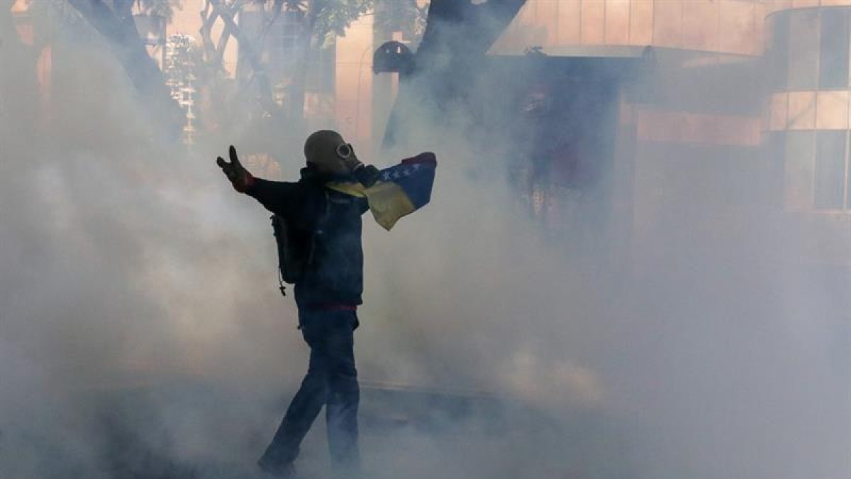 El grupo de cerca de 30 personas violentas que entraron en la Asamblea fueron expulsados por la seguridad de esa Cámara.-EFE / ARCHIVO