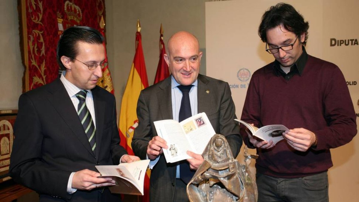 El presidente de la Diputación de Valladolid, Jesús Julio Carnero, presenta la guía 'Santa Teresa, sus pasos y caminos por la provincia de Valladolid. Cuaderno de campo teresiano', realizado por el profesor Javier Burrieza y el ilustrador Óscar del Amo-Ical