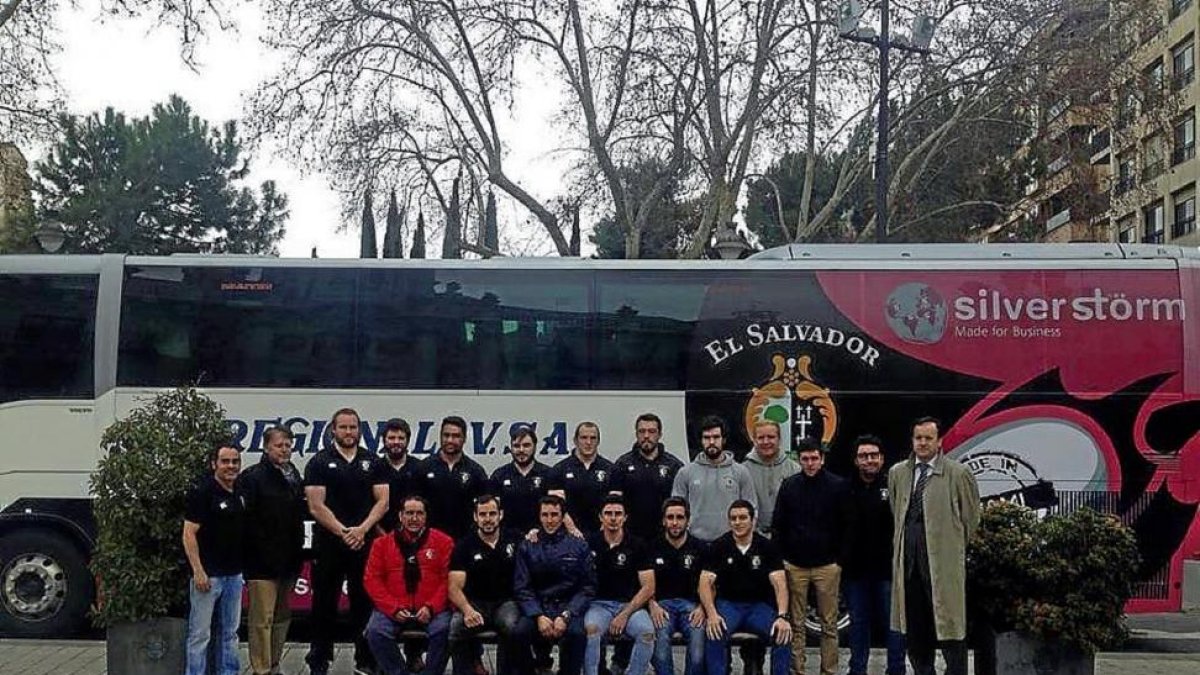 Presentación del nuevo autobús de El Salvador Silverstorm.-EL MUNDO