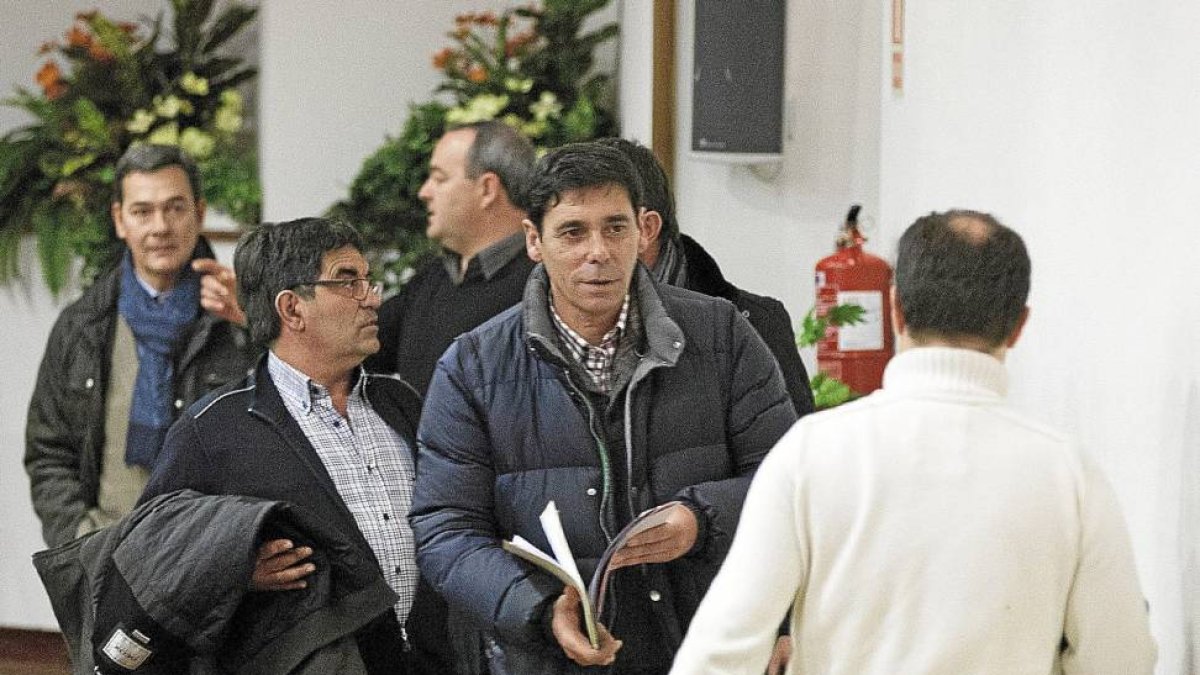 Lino Rodríguez, ayer, al término de la asamblea en compañía de Gerardo Rico yFernando Esteban-P. REQUEJO
