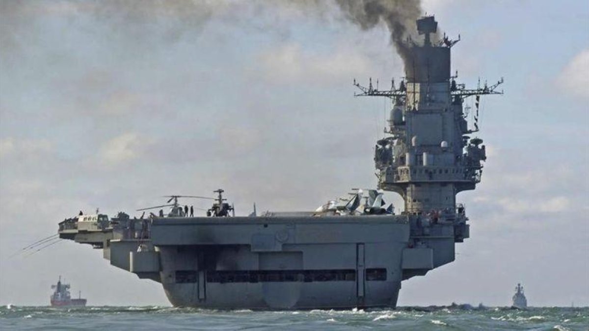 El 'Almirante Kuznetsov' navega por aguas internacionales, cerca del puerto de Dover (Reino Unido), el 21 de octubre.-EFE