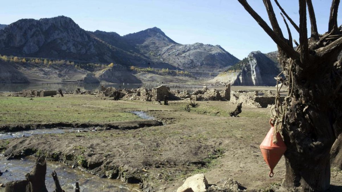 Lecho seco del embalse de los Barrios de Luna (León).-MIRIAM CHACÓN / ICAL