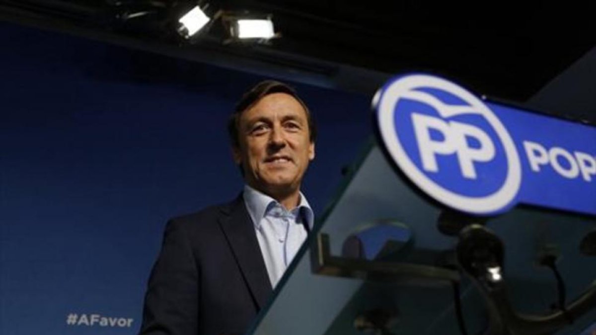 El portavoz del PP en el Congreso, Rafael Hernando, en rueda de prensa.-AGUSTÍN CATALÁN