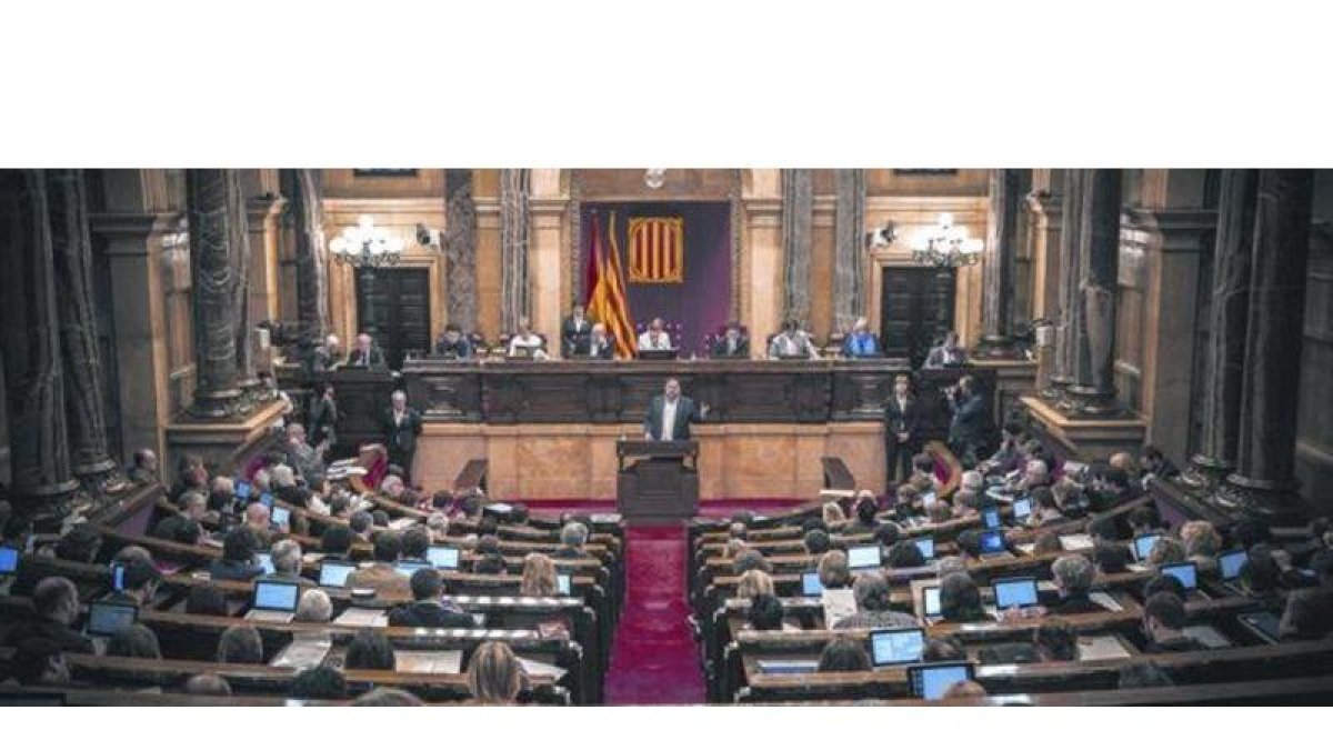 El vicepresidente y líder de ERC, Oriol Junqueras, en un pleno del Parlament.-CARLOS MONTAÑÉS