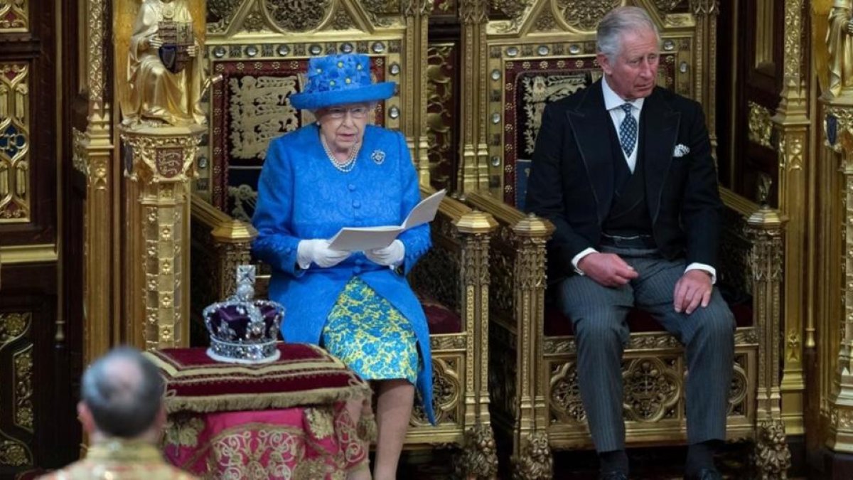 La reina Isabel II, durante su discurso inaugural en el Parlamento de Westminster.-REUTERS / STEFAN ROUSSEAU