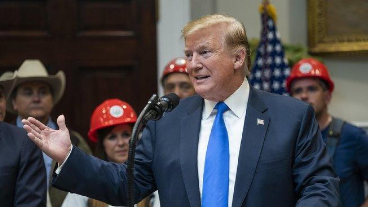 El presidente afirmó a McAleenan que lo perdonaría si alguna vez fuera a la cárcel.-EFE