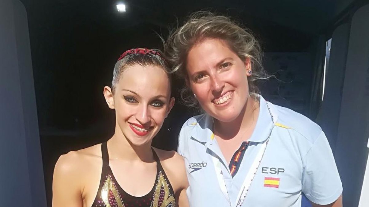 María Macías posa con su entrenadora Laura López Valle en las instalaciones donde se celebra la Comen.-EL MUNDO