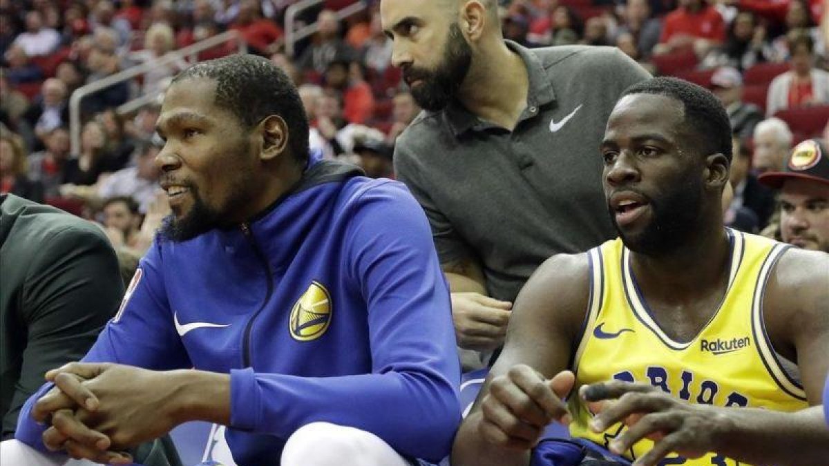 Kevin Durant y Draymond Green, juntos en el banquillo en el partido del jueves en Houston-DAVID J PHILLIP (AP)