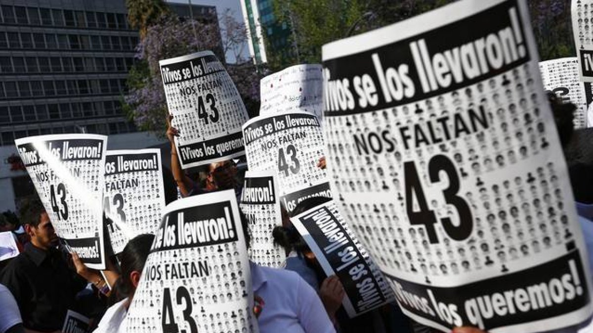 Manifestación para reclamar justicia por la muerte de los 43 estudiantes de Iguala, el pasado jueves en México.-Foto: REUTERS / EDGARD GARRIDO