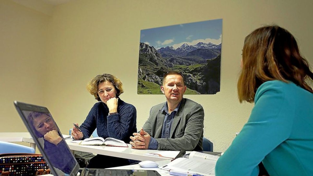 Jonas y Nijola Vaskevicius, pareja de juristas lituanos que ha elegido Valladolid para aprender español.-ICAL