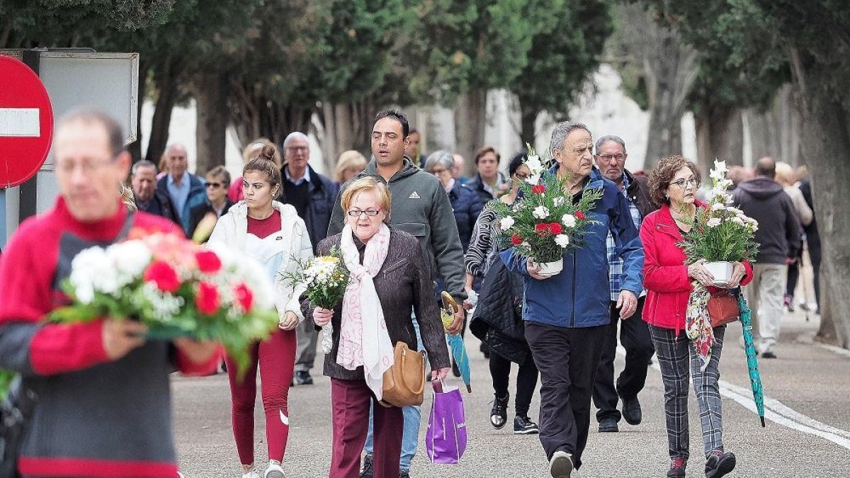 Paseo central del cementerio de El Carmen con decenas de vallisoletanos portando flores.-PABLO REQUEJO