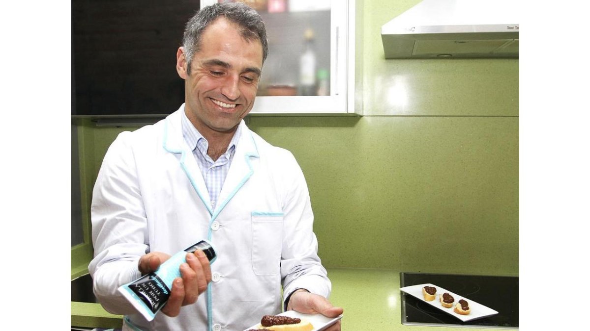 David Ramos muestra su morcilla en crema o ‘en tubo’ en la fábrica de Villacidaler.-BRÁGIMO