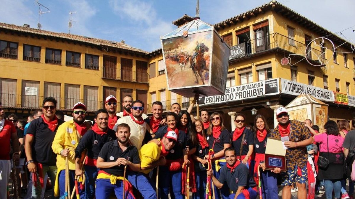 La peña ‘Traste’ muestra su farol ganador en la plaza Mayor premiado con 1.500 euros en metálico.-E.M.