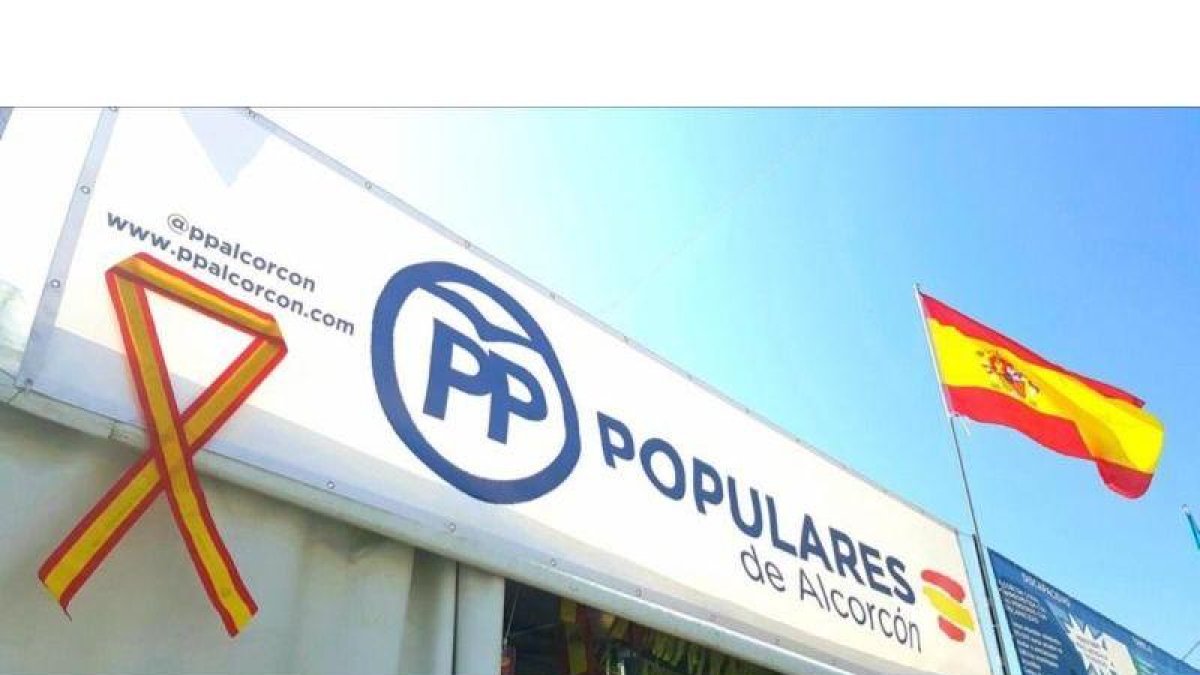 El lazo con la bandera española exhibido por el PP de Alcorcón.-@PPALCORCON