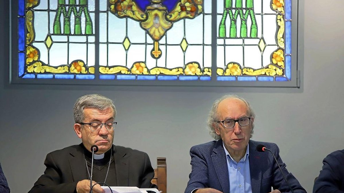 El obispo auxiliar de Valladolid, Luis Argüello, y el presidente de Manos Unidas, José María Borge.-ICAL