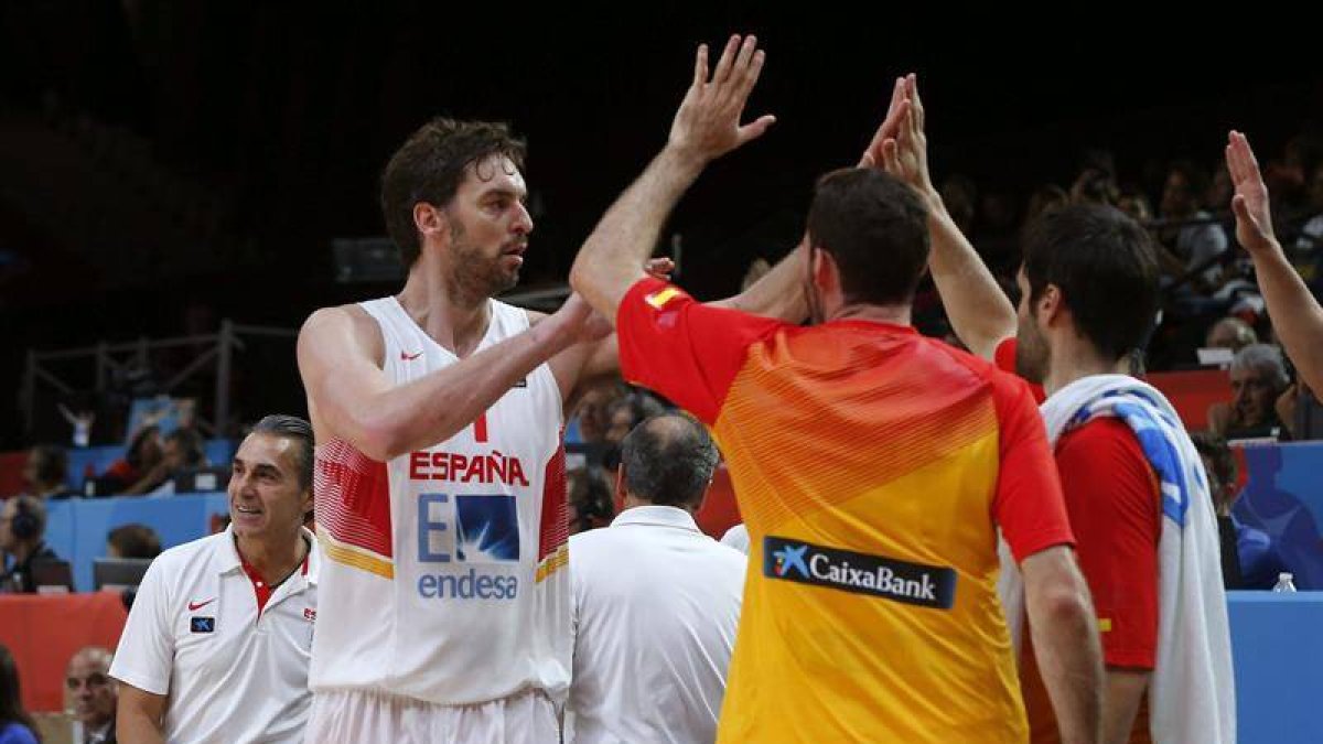 l pívot español Pau Gasol (i) saluda a sus compañeros durante el partido de octavos de final del Europeo 2015 entre las selecciones de España y Polonia-Foto: EFE/Juan Carlos Hidalgo
