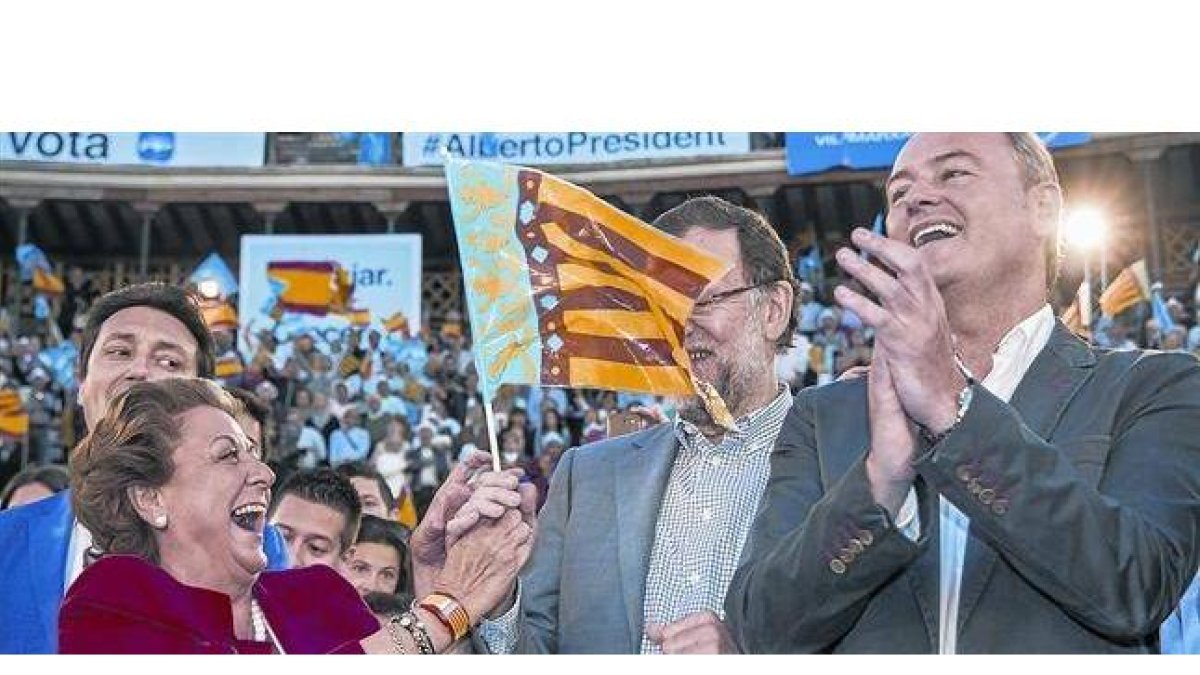 Barberá, exultante, con Rajoy y el presidente valenciano, Alberto Fabra, durante la campaña del 24-M, antes del batacazo del PP.-Foto: MIGUEL LORENZO