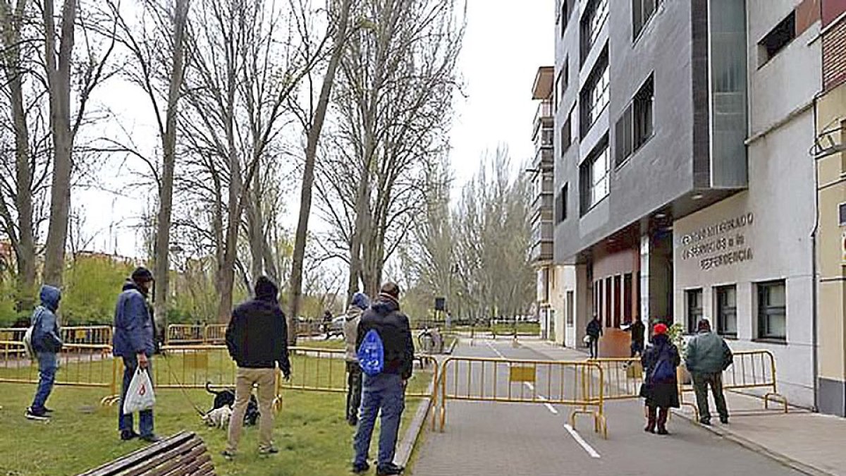 Varias personas hacen cola para acceder al Centro Integrado de Servicios a la Dependencia de la Victoria. ICAL