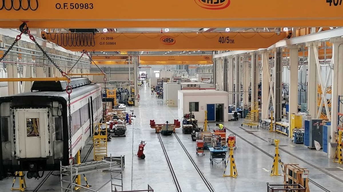 Uno de los vagones en reparación en los talleres de Renfe del páramo de San Isidro. | E.M.